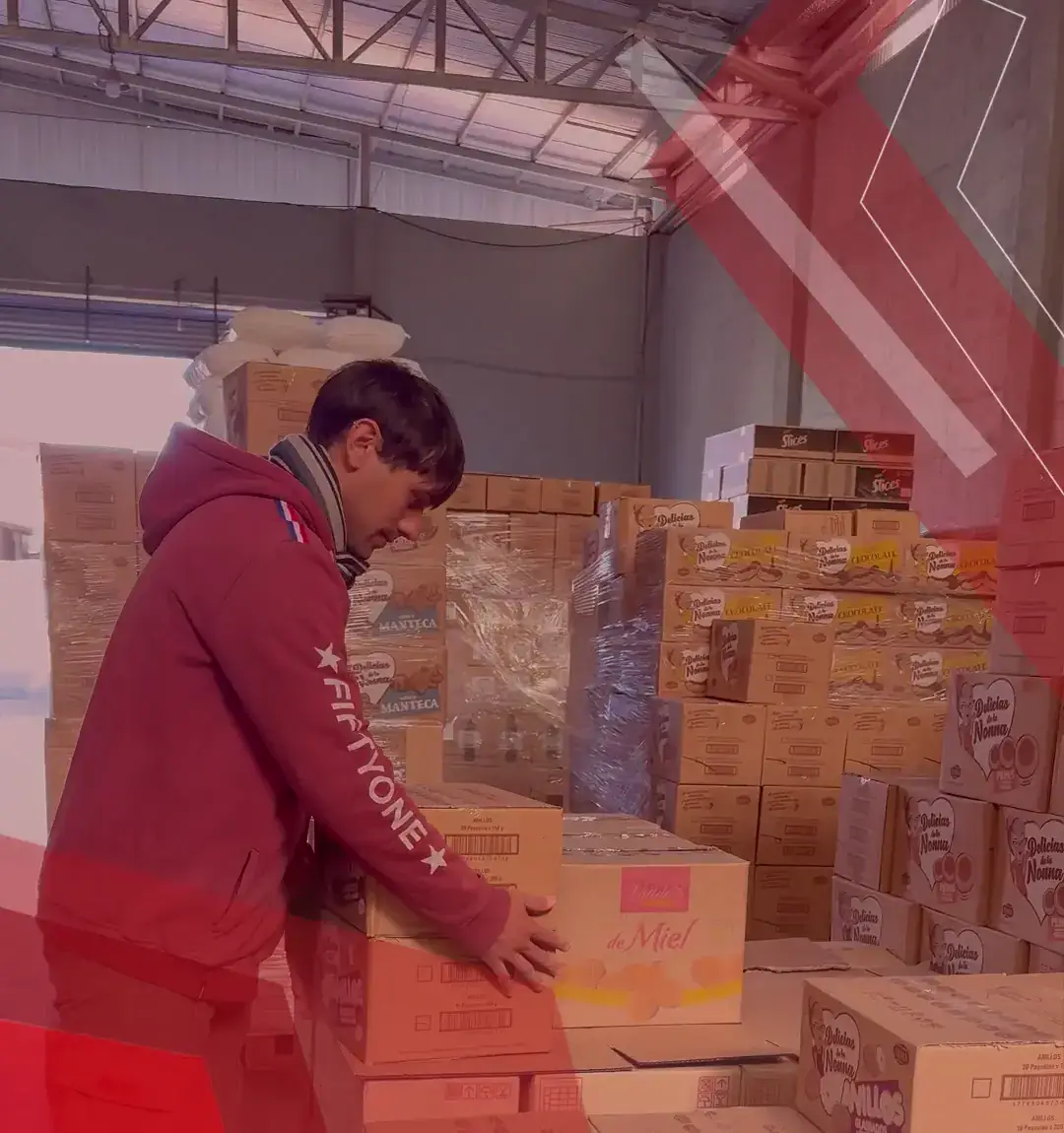 Integrante de Haydaz preparando cajas en el depósito